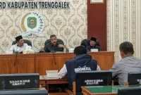 Suasana hearing antara antara wali murid MIN 1 Trenggalek dengan pihak sekolah di gedung DPRD Trenggalek.