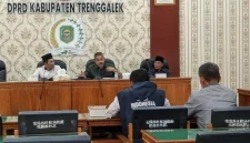 Suasana hearing antara antara wali murid MIN 1 Trenggalek dengan pihak sekolah di gedung DPRD Trenggalek.