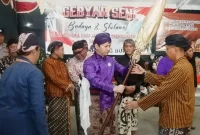 Bupati Trenggalek Muchamad Nur Arifin antarkan langsung pusaka ke Balai Desa Kamulan. (Foto: Prokopim TGX)