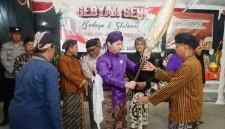 Bupati Trenggalek Muchamad Nur Arifin antarkan langsung pusaka ke Balai Desa Kamulan. (Foto: Prokopim TGX)