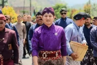 Saat Bupati Trenggalek Muchamad Nur Arifin antarkan pusaka ke Balai Desa Karangrejo. (Foto: Prokopim TGX)