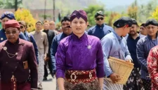 Saat Bupati Trenggalek Muchamad Nur Arifin antarkan pusaka ke Balai Desa Karangrejo. (Foto: Prokopim TGX)