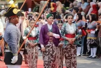 Bupati Trenggalek Muchamad Nur Arifin didampingi sang istri memasuki area Pendopo usai kirap pusaka sambil jalan kaki.