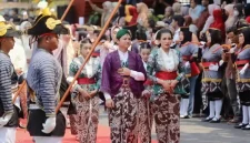 Bupati Trenggalek Muchamad Nur Arifin didampingi sang istri memasuki area Pendopo usai kirap pusaka sambil jalan kaki.