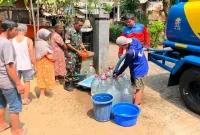 BPBD Trenggalek salurkan bantuan air bersih dari Gubernur Jawa Timur ke warga Panggul.