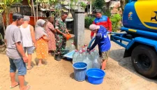 BPBD Trenggalek salurkan bantuan air bersih dari Gubernur Jawa Timur ke warga Panggul.