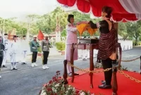 Momen saat Bupati Trenggalek Muchamad Nur Arifin serahkan bendera merah putih untuk dikibarkan di Pendopo Manggala Praja Nugraha, Senin (17/8/2026).