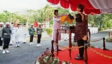Momen saat Bupati Trenggalek Muchamad Nur Arifin serahkan bendera merah putih untuk dikibarkan di Pendopo Manggala Praja Nugraha, Senin (17/8/2026).