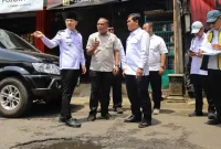 Plt. Kepala Dinas PUPR Trenggalek, Anjang Purwoko simak arahan Bupati Trenggalek saat datangi lokasi.