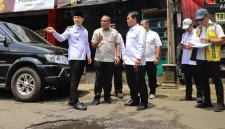 Plt. Kepala Dinas PUPR Trenggalek, Anjang Purwoko simak arahan Bupati Trenggalek saat datangi lokasi.
