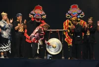Asisten Deputi Strategi Event Kementerian Pariwisata, Raden Wisnu Sindhutrisno pukul gong tanda dimulainya FJTT 2026. (Foto: Prokopim TGX)