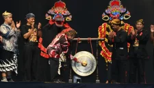 Asisten Deputi Strategi Event Kementerian Pariwisata, Raden Wisnu Sindhutrisno pukul gong tanda dimulainya FJTT 2026. (Foto: Prokopim TGX)