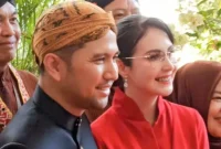 Wakil Gubernur Jawa Timur Emil Elestianto Dardak bersama istrinya Arumi Bachsin foto bersama masyarakat Trenggalek.