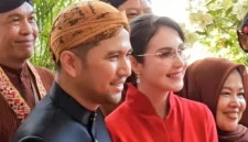 Wakil Gubernur Jawa Timur Emil Elestianto Dardak bersama istrinya Arumi Bachsin foto bersama masyarakat Trenggalek.