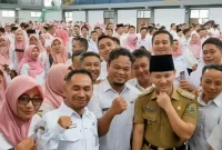 Bupati Trenggalek bersama guru ASN dan PPPK. Wacana gaji PPPK ditanggung pemerintah pusat diharapkan dapat memperluas ruang fiskal Trenggalek untuk mendukung pembangunan infrastruktur.