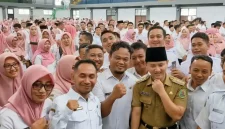 Bupati Trenggalek bersama guru ASN dan PPPK. Wacana gaji PPPK ditanggung pemerintah pusat diharapkan dapat memperluas ruang fiskal Trenggalek untuk mendukung pembangunan infrastruktur.