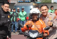 Kapolres Trenggalek AKBP Rizky Tri Putra Erryka Adi Wijaya (kanan) dan Kasatlantas Polres Trenggalek Kharisma Afriansyah (kiri) foto bersama ojol Trenggalek.