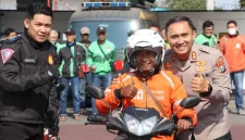 Kapolres Trenggalek AKBP Rizky Tri Putra Erryka Adi Wijaya (kanan) dan Kasatlantas Polres Trenggalek Kharisma Afriansyah (kiri) foto bersama ojol Trenggalek.