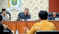 Suasana rapat dengar pendapat di gedung DPRD Trenggalek antara Komisi IV dengan Asosiasi PPG Prajabatan Trenggalek.