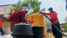 Petugas BPBD Trenggalek menyalurkan bantuan air bersih kepada warga Desa Sambirejo saat musim kemarau.