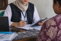 Petugas melakukan pendataan kondisi sosial ekonomi masyarakat sebagai bagian dari pemutakhiran DTSEN.