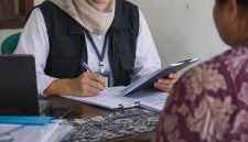Petugas melakukan pendataan kondisi sosial ekonomi masyarakat sebagai bagian dari pemutakhiran DTSEN.