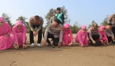 Kapolres Trenggalek AKBP Rizky Tri Putra Erryka Adi Wijaya bersama istri, Ny. Debie Rizky, saat melepasliarkan tukik di Pantai Kili-Kili, Kecamatan Panggul, Kabupaten Trenggalek.