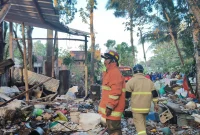 Gudang rongsokan di Dusun Ngelo, Desa Sukorame, Kecamatan Gandusari, Trenggalek, terbakar pada Kamis (17/9/2026). Kebakaran diduga dipicu pemuaian limbah korek api akibat paparan panas matahari.