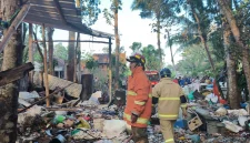 Gudang rongsokan di Dusun Ngelo, Desa Sukorame, Kecamatan Gandusari, Trenggalek, terbakar pada Kamis (17/9/2026). Kebakaran diduga dipicu pemuaian limbah korek api akibat paparan panas matahari.