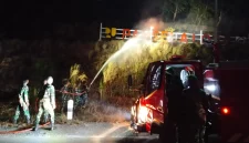 Petugas gabungan memadamkan kebakaran lahan di Watulimo, Trenggalek.