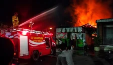 Petugas Damkar Trenggalek melakukan pemadaman rumah yang terbakar di Dusun Krajan, Desa Munjungan, Kecamatan Munjungan.