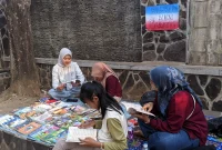 Warga membaca berbagai koleksi buku dalam kegiatan Membaca Buku Gratis di Alun-Alun Trenggalek.
