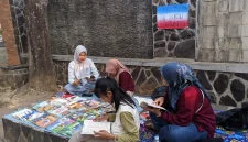 Warga membaca berbagai koleksi buku dalam kegiatan Membaca Buku Gratis di Alun-Alun Trenggalek.