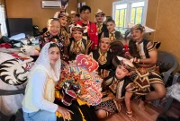 Novita Hardini bersama para seniman jaranan dalam rangkaian Festival Jaranan Trenggalek Terbuka (FJTT) ke-30 2026.