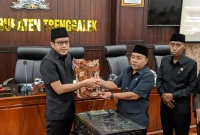 DPRD Trenggalek bersama pemerintah daerah saat mengesahkan PAPBD 2026 menjadi Perda dalam rapat paripurna di Graha Paripurna DPRD Trenggalek.