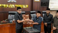 DPRD Trenggalek bersama pemerintah daerah saat mengesahkan PAPBD 2026 menjadi Perda dalam rapat paripurna di Graha Paripurna DPRD Trenggalek.