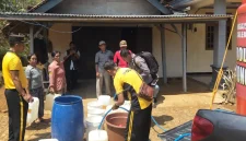 Petugas Polsek Bendungan menyalurkan air bersih kepada warga Desa Masaran, Kabupaten Trenggalek, melalui program Patroli Gentong di tengah kemarau panjang.