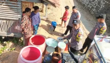 Petugas Patroli Gentong Polres Trenggalek menyalurkan air bersih kepada warga yang terdampak kekeringan.
