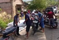 Petani mengangkut pupuk bersubsidi yang telah ditebus untuk memenuhi kebutuhan pertanian di Kabupaten Trenggalek.