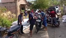 Petani mengangkut pupuk bersubsidi yang telah ditebus untuk memenuhi kebutuhan pertanian di Kabupaten Trenggalek.