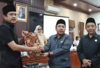 Ketua DPRD Trenggalek Doding Rahmadi bersama Wakil Bupati Syah Muhammad Natanegara dalam rapat paripurna pengesahan Perda Pemerintahan Desa.