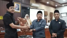 Ketua DPRD Trenggalek Doding Rahmadi bersama Wakil Bupati Syah Muhammad Natanegara dalam rapat paripurna pengesahan Perda Pemerintahan Desa.