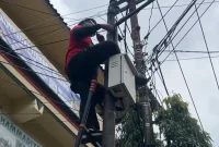 Petugas melakukan penataan jaringan kabel optik di kawasan perkotaan Trenggalek sebagai bagian dari upaya menciptakan utilitas yang lebih tertib.