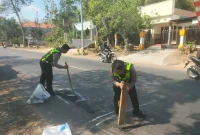 Polantas Trenggalek menambal jalan berlubang di jalur Trenggalek-Tulungagung.