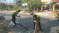 Polantas Trenggalek menambal jalan berlubang di jalur Trenggalek-Tulungagung.
