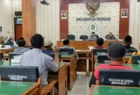 Suasana rapat dengar pendapat dengan Koalisi Rakyat Trenggalek dan beberapa Kepala Desa di DPRD Trenggalek, Jumat (11/9/2026).