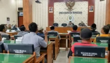 Suasana rapat dengar pendapat dengan Koalisi Rakyat Trenggalek dan beberapa Kepala Desa di DPRD Trenggalek, Jumat (11/9/2026).