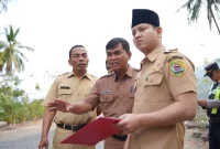Plt. Kepala Dinas PUPR Trenggalek Anjang Purwoko (tengah) dampingi Bupati Trenggalek Mochamad Nur Arifin mengecek langsung sejumlah lokasi di Kecamatan Panggul.
