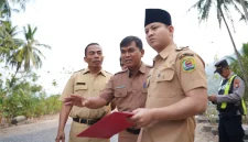Plt. Kepala Dinas PUPR Trenggalek Anjang Purwoko (tengah) dampingi Bupati Trenggalek Mochamad Nur Arifin mengecek langsung sejumlah lokasi di Kecamatan Panggul.
