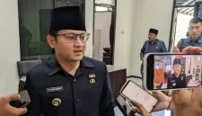 Bupati Trenggalek, Mochamad Nur Arifin saat dikonfirmasi awak media usai ikuti Rapat Paripurna.